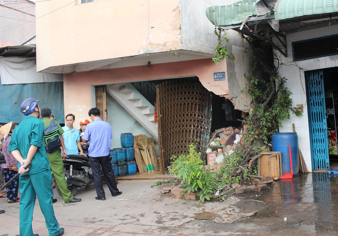 xe tai lao vao nha dan anh 1