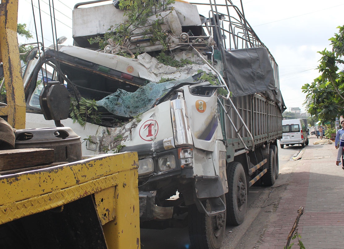 Bo chay thoat than khi xe tai lao vao nha hinh anh