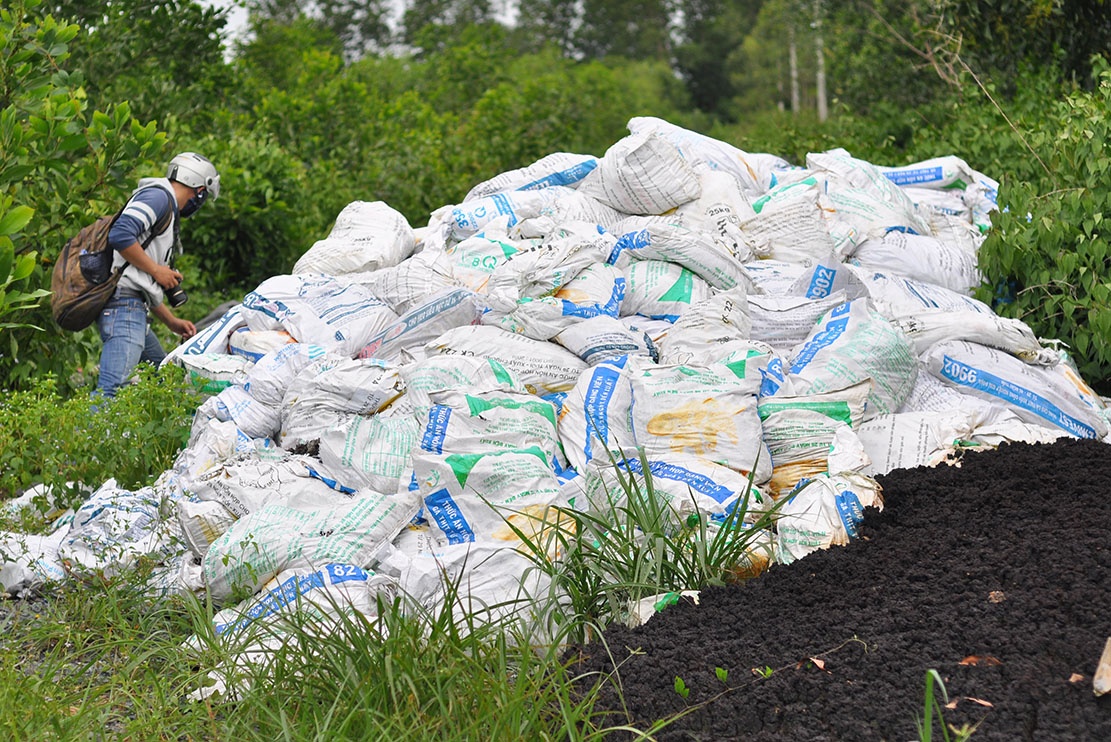 Phat hien hang tram tan chat thai boc mui tai Dong Nai hinh anh