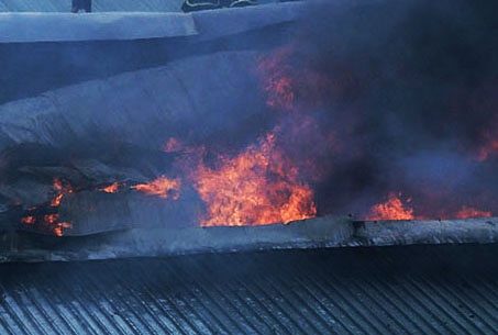 Xuong phe lieu chay du doi suot nhieu gio, de doa nha dan hinh anh