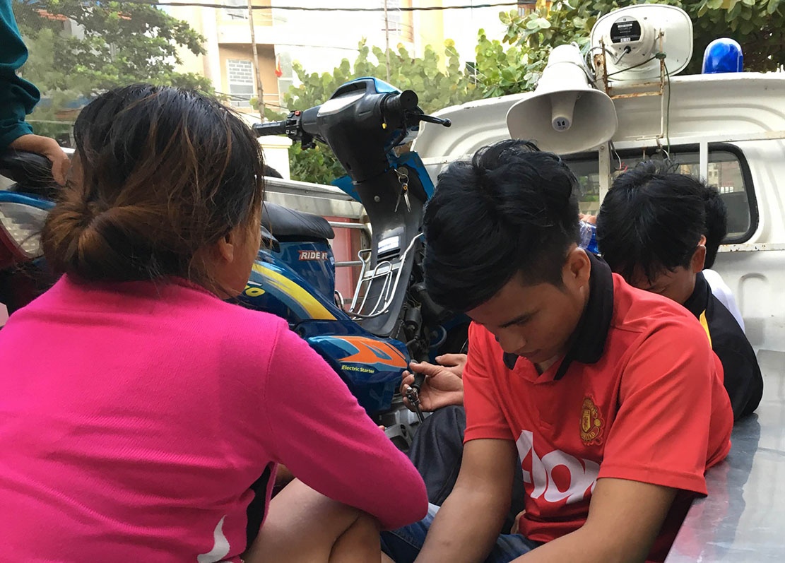 Nhom an nhau o khu vuc cam vay danh can bo hinh anh