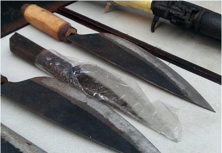 Moi uong ruou giao luu roi chem trong thuong ban nhau hinh anh