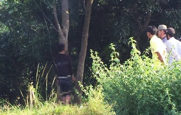 Thanh nien chet trong tu the treo co, chan van cham dat hinh anh