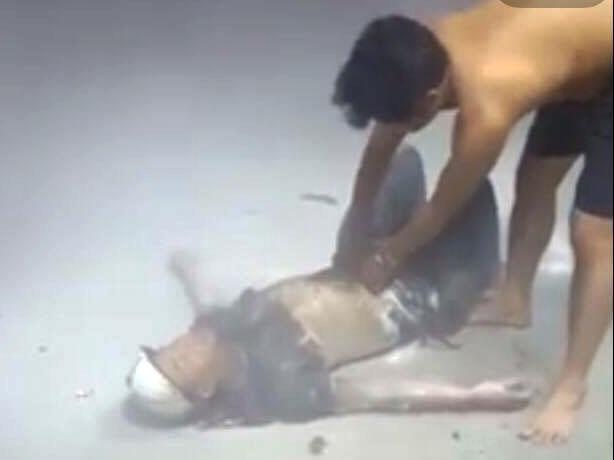 Thanh nien boc chay du doi do hut thuoc luc mua xang hinh anh