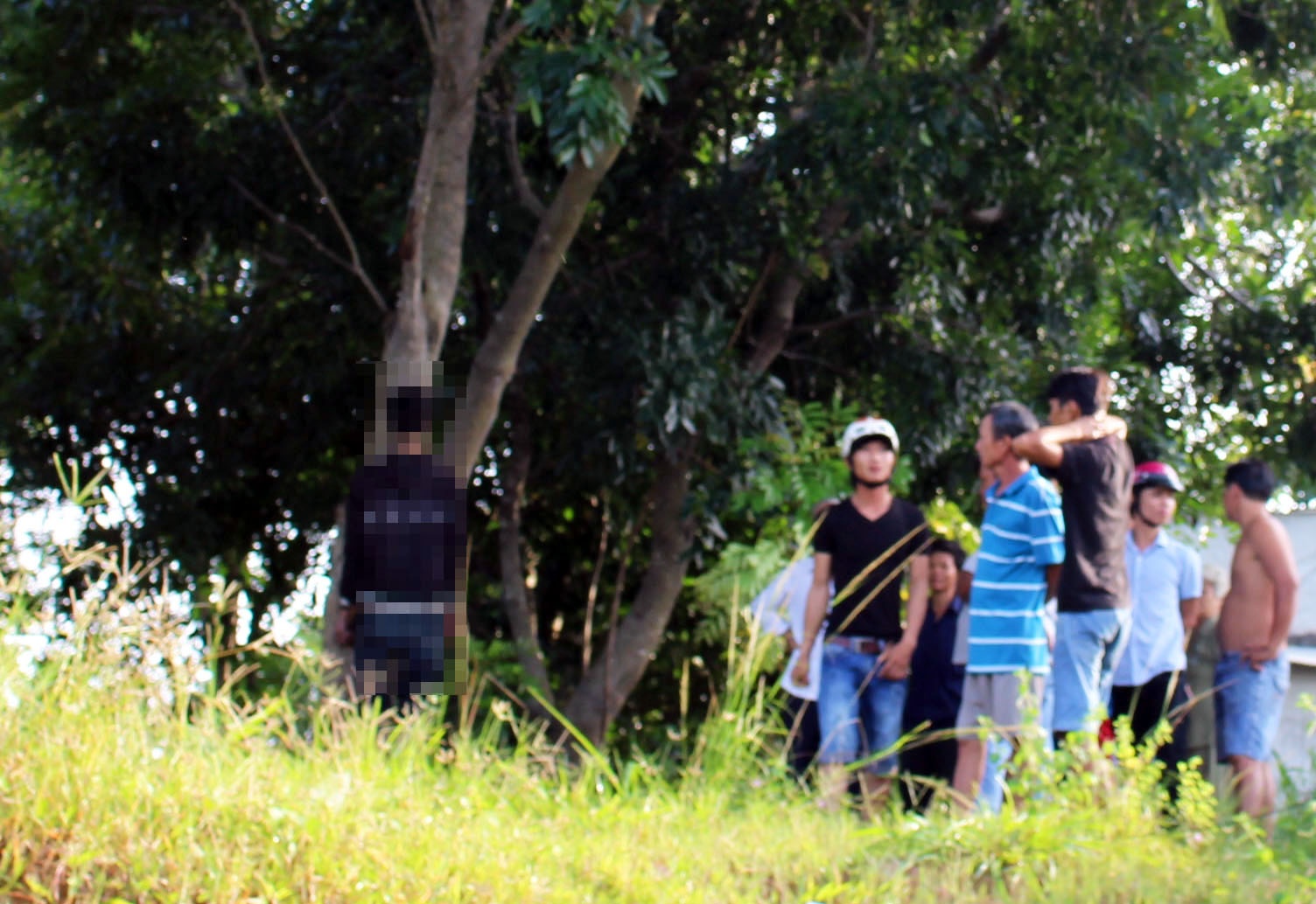 thanh nien treo co anh 1