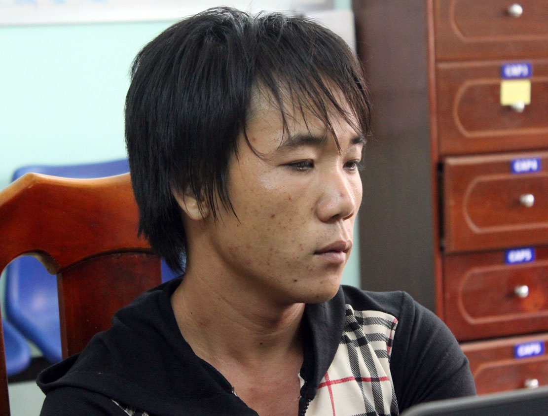 Cong an bi thanh nien dung ma tau chem tren pho hinh anh