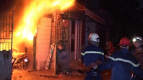 Ba nguoi suyt bi thieu chet trong phong tro khoa cua hinh anh