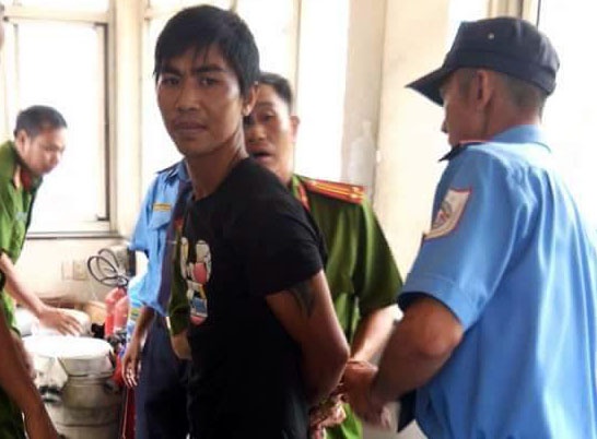 Hai ten cuop dien thoai bo xe may chay thoat than hinh anh