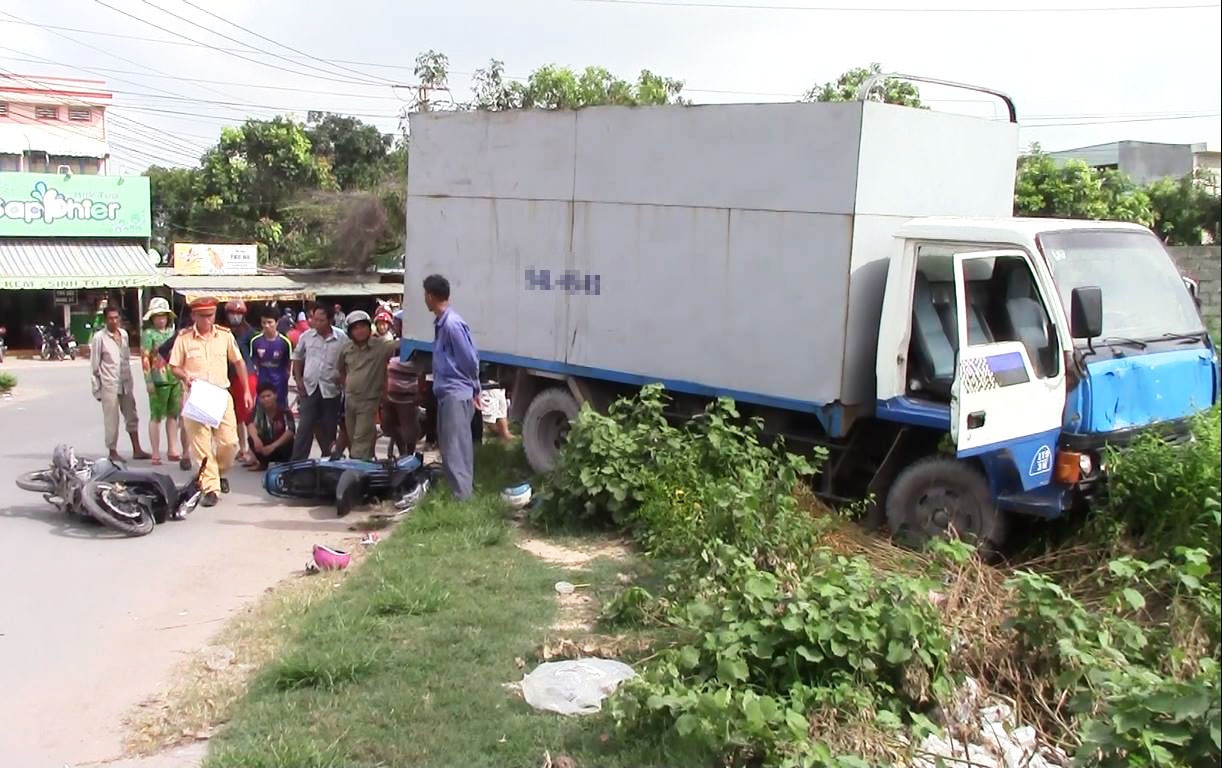 ôtô tải tông hàng loạt xe máy ảnh 1 oto tai tong hang loat xe may anh 1