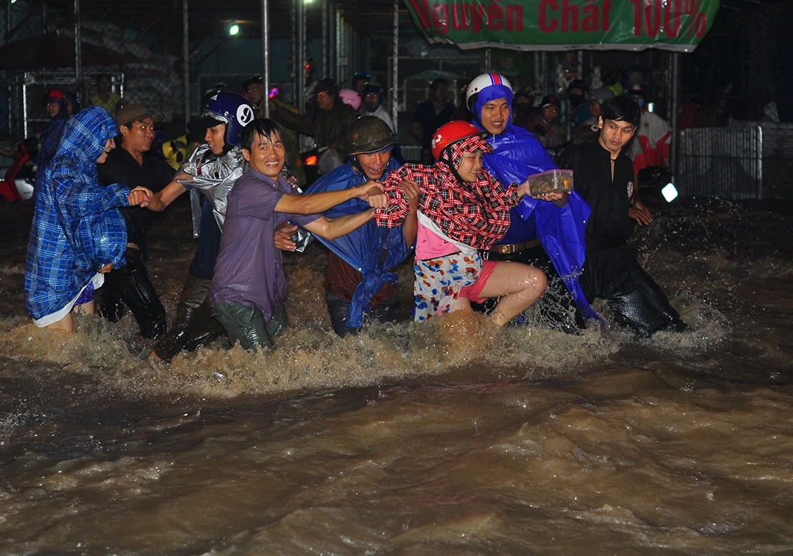 nguoi dan Dong Nai giup nhau trong mua ngap anh 4