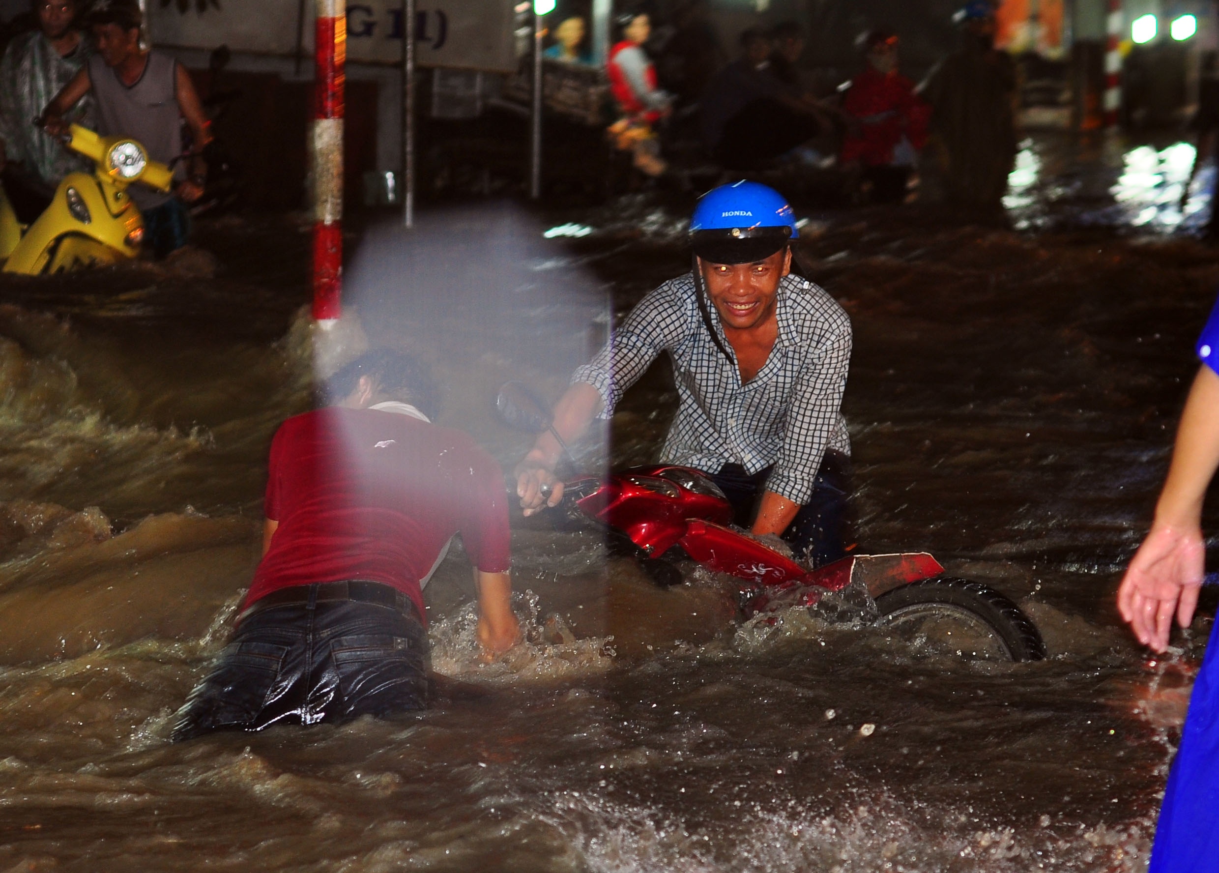 Mua ngap cuon troi xe may o Dong Nai hinh anh