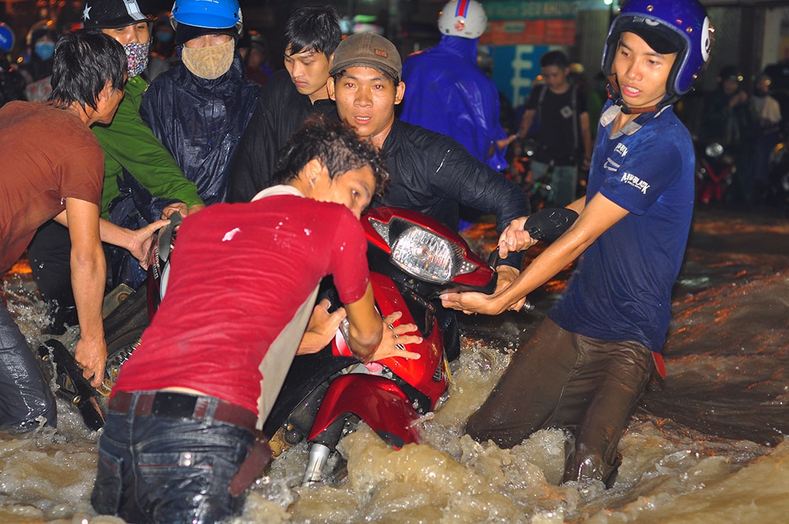 Clip nguoi dan Dong Nai giup nhau trong mua ngap hinh anh