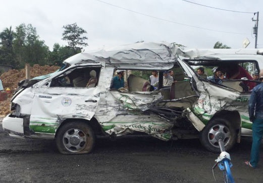 Hanh khach keu cuu trong chiec xe khach bi bien dang hinh anh