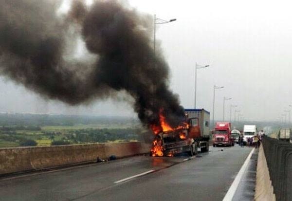 chay oto tren cao toc anh 1
