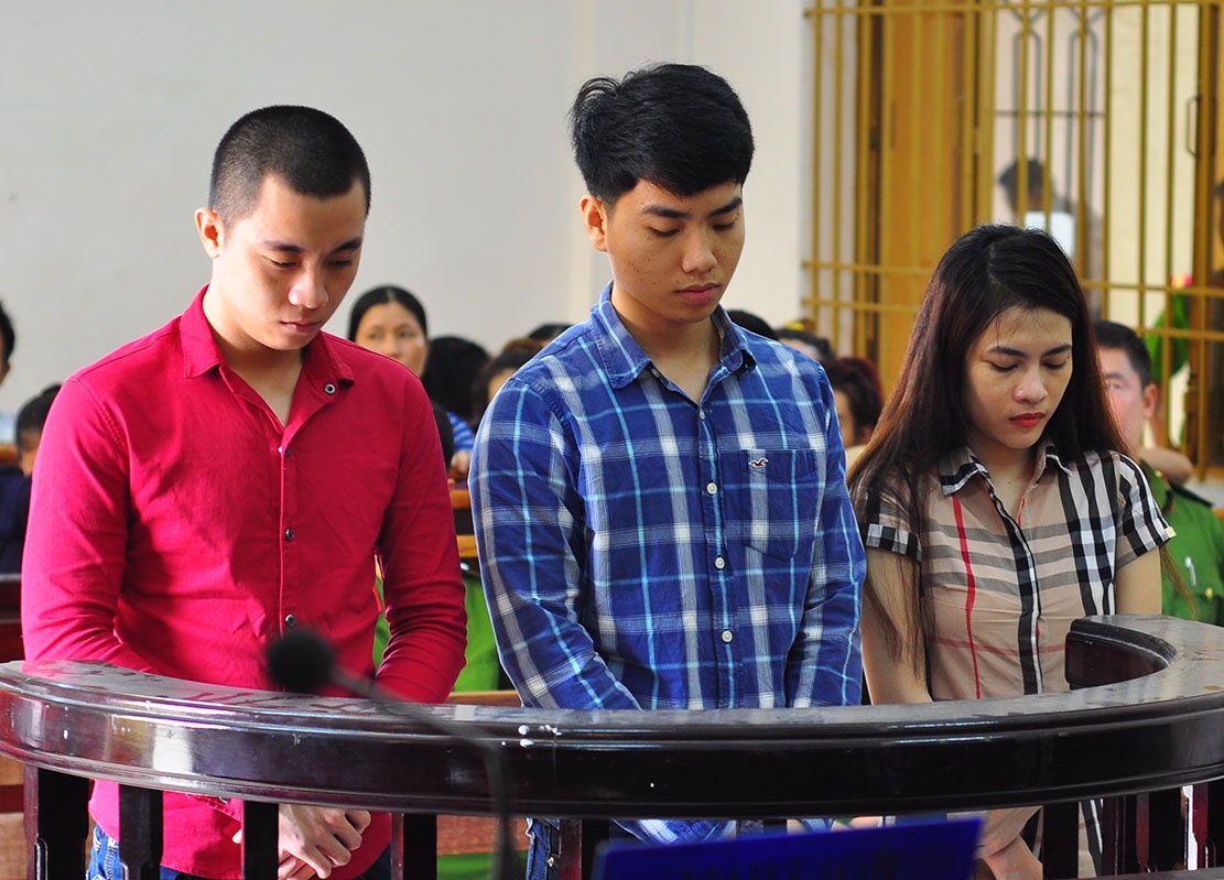 Nhom thanh nien vay danh 2 cong an vi loi vang tuc hinh anh