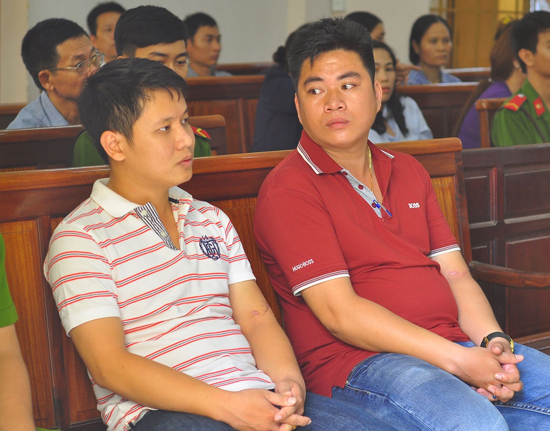 Cong an bi vay danh anh 2