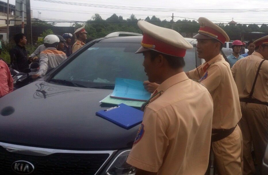 CSGT cau xe vi pham anh 1