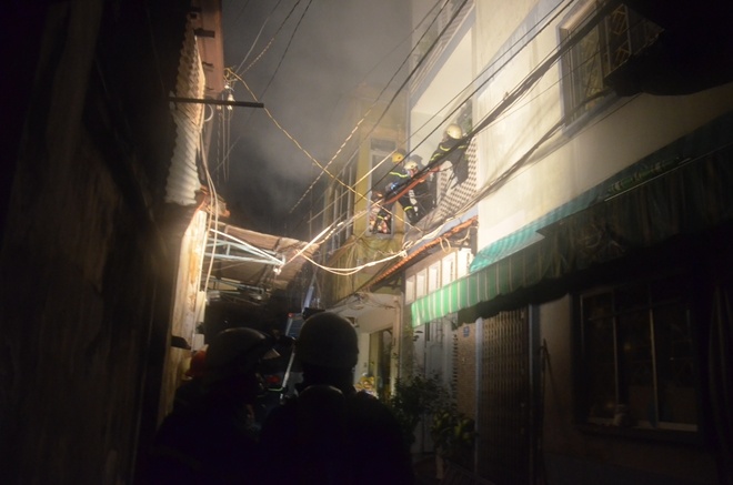 Chong nhot vo con, che xang dot nha roi om tien vang bo di hinh anh