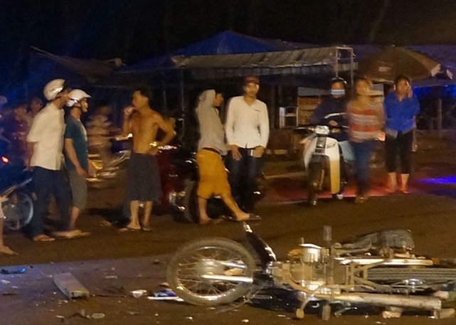 Xe may cho ba dam oto tai, hai thanh nien tu vong hinh anh