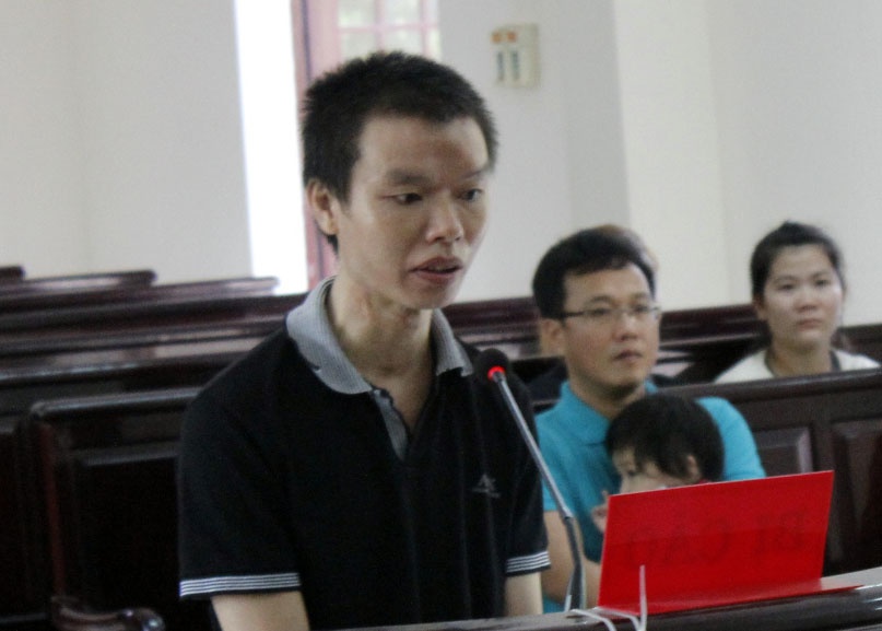 Hai me con hat karaoke bi hang xom chem guc hinh anh