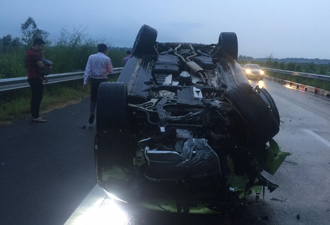 xế hộp lật trên cao tốc ảnh 1 xe hop lat tren cao toc anh 1