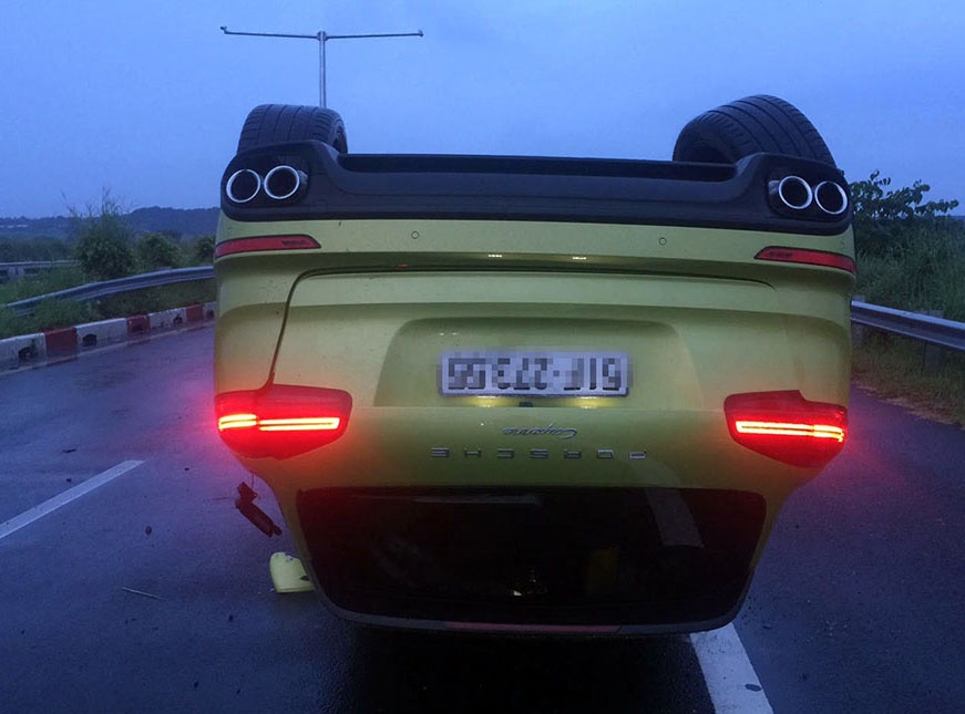 Xe Porsche 5 ty dong lat ngua tren cao toc TP.HCM - Dau Giay hinh anh