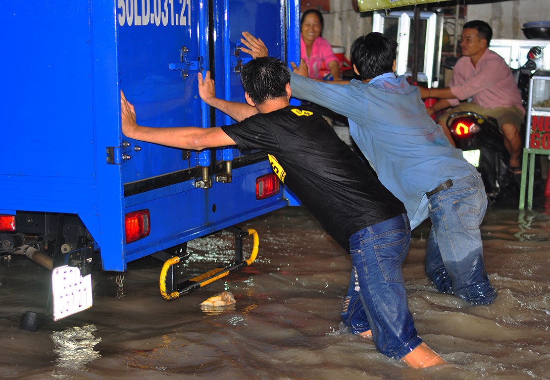 Nguoi Dong Nai chung 'so phan' mua ngap nhu Sai Gon hinh anh