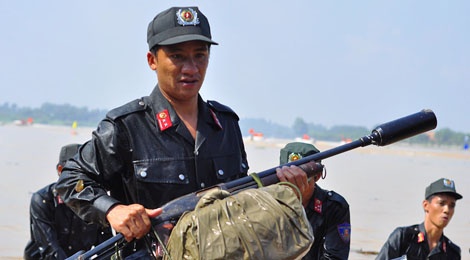 Canh sat co dong boi song, ban sung trong cuoc dien tap hinh anh