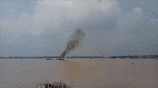 Tinh huong dien tap hai tau thuy va cham, chay no tren song hinh anh