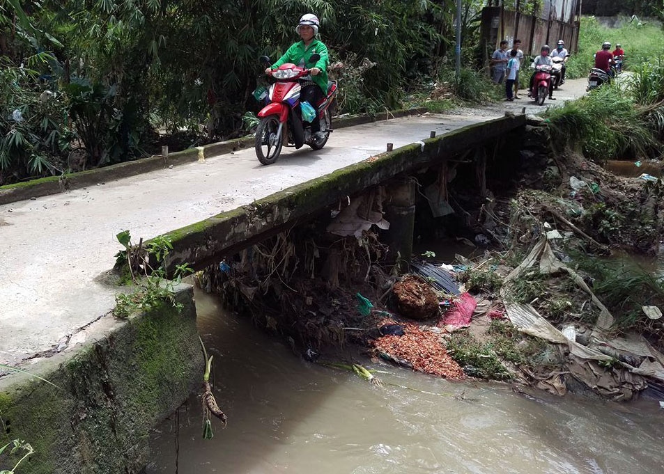 Thanh nien 18 tuoi bi nuoc cuon tu vong trong dem mua hinh anh
