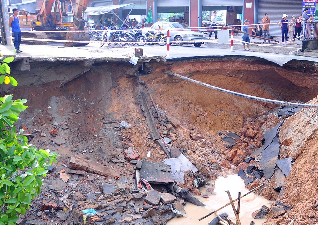 Nuoc cuon sap cau trong con mua o Dong Nai hinh anh