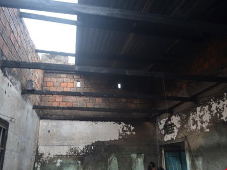 Chay nha nghi do iPhone dang sac pin phat no hinh anh