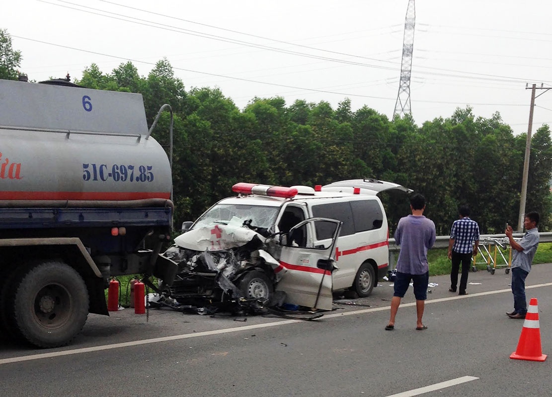 xe cứu thương tai nạn trên cao tốc ảnh 2 xe cuu thuong tai nan tren cao toc anh 2