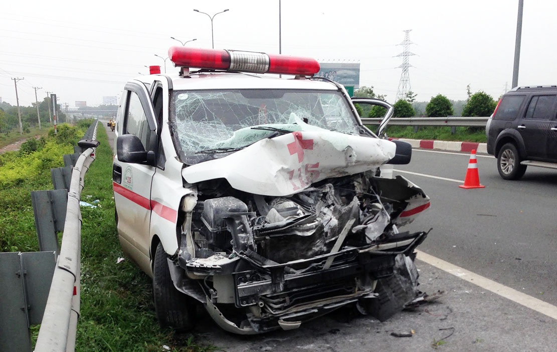 Oto cuu thuong tong xe bon tren cao toc khien 1 nguoi chet hinh anh