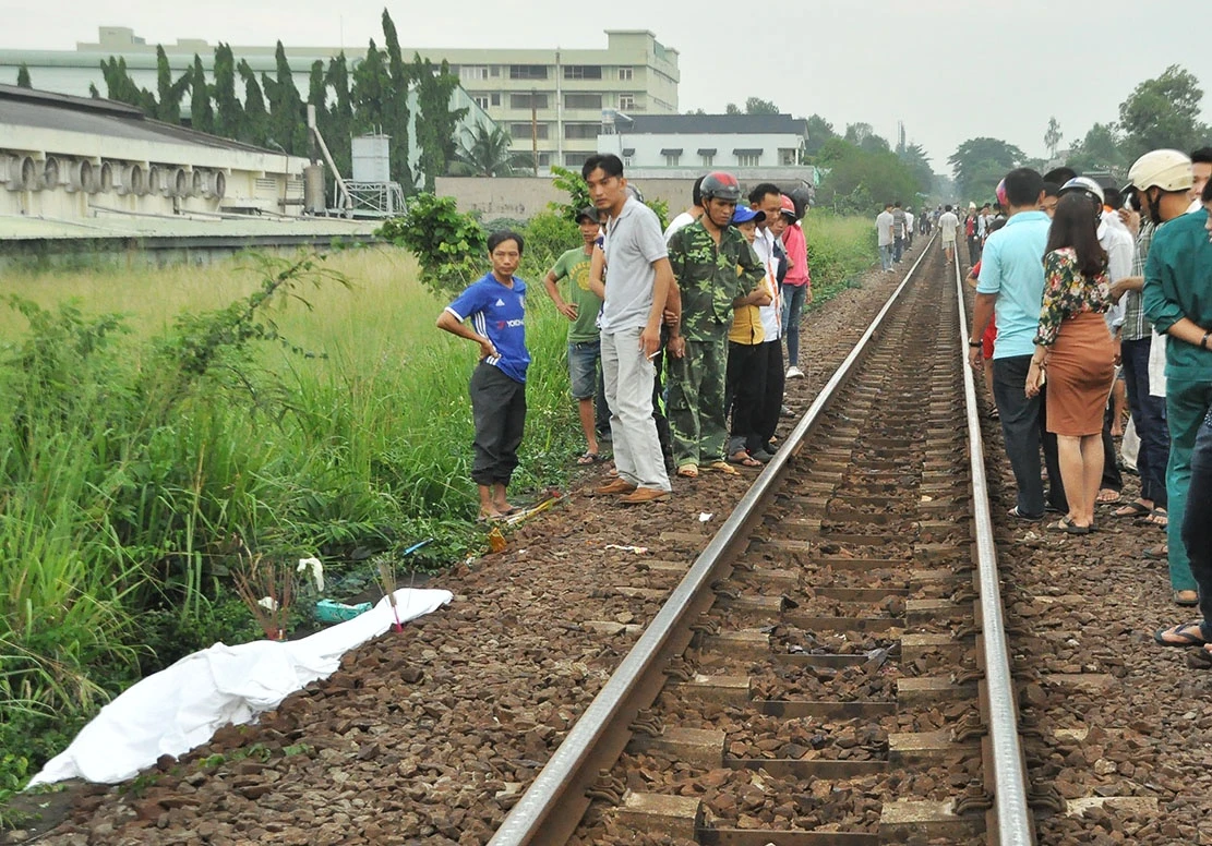 nam tren duong sat anh 1