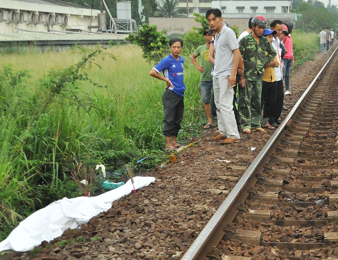 Thanh nien nam tren duong sat bi tau hoa can tu vong hinh anh