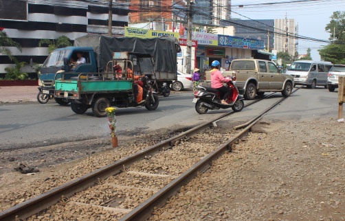 De lai xe may roi lao minh vao doan tau dang chay hinh anh