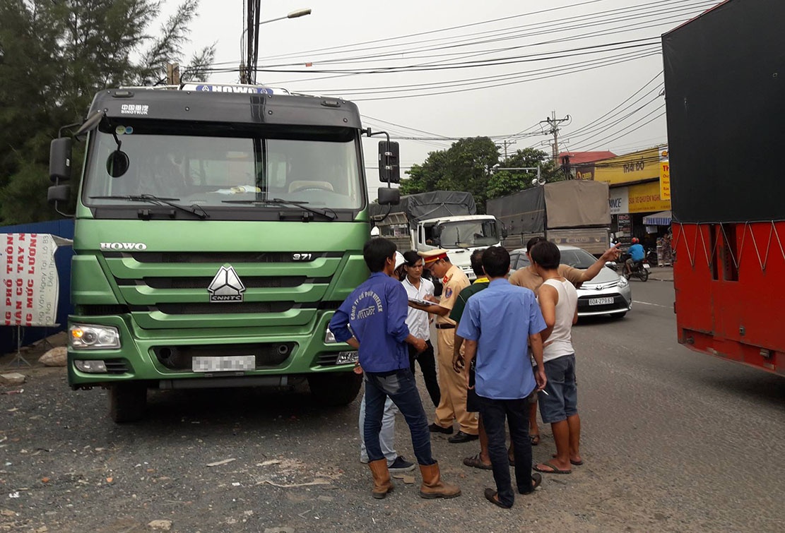 Hai nguoi la danh tai xe xe tai guc tai cho roi cuop tai san hinh anh