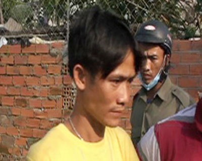 Cha sat hai con 5 tuoi roi chon ben hong nha hinh anh