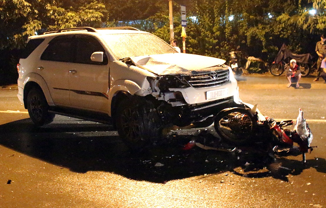 nguoi nuoc ngoai lai oto gay tai nan anh 1