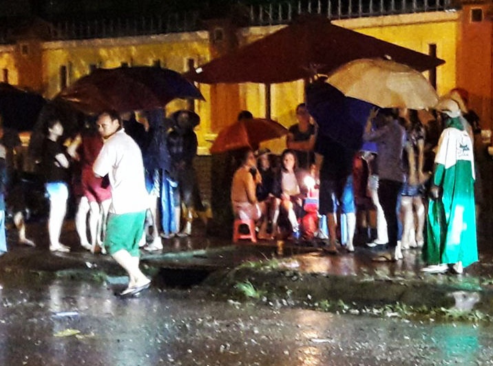 Be 8 tuoi bi nuoc cuon xuong cong mat tich hinh anh