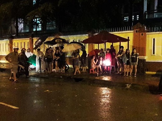 Be trai 8 tuoi bi nuoc cuon xuong cong anh 1