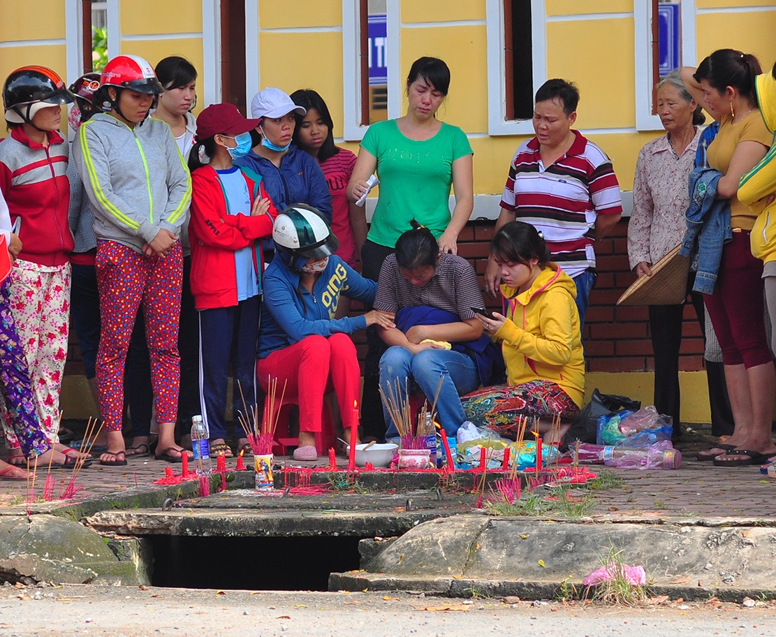 chau be bi cuon vao cong nuoc anh 1