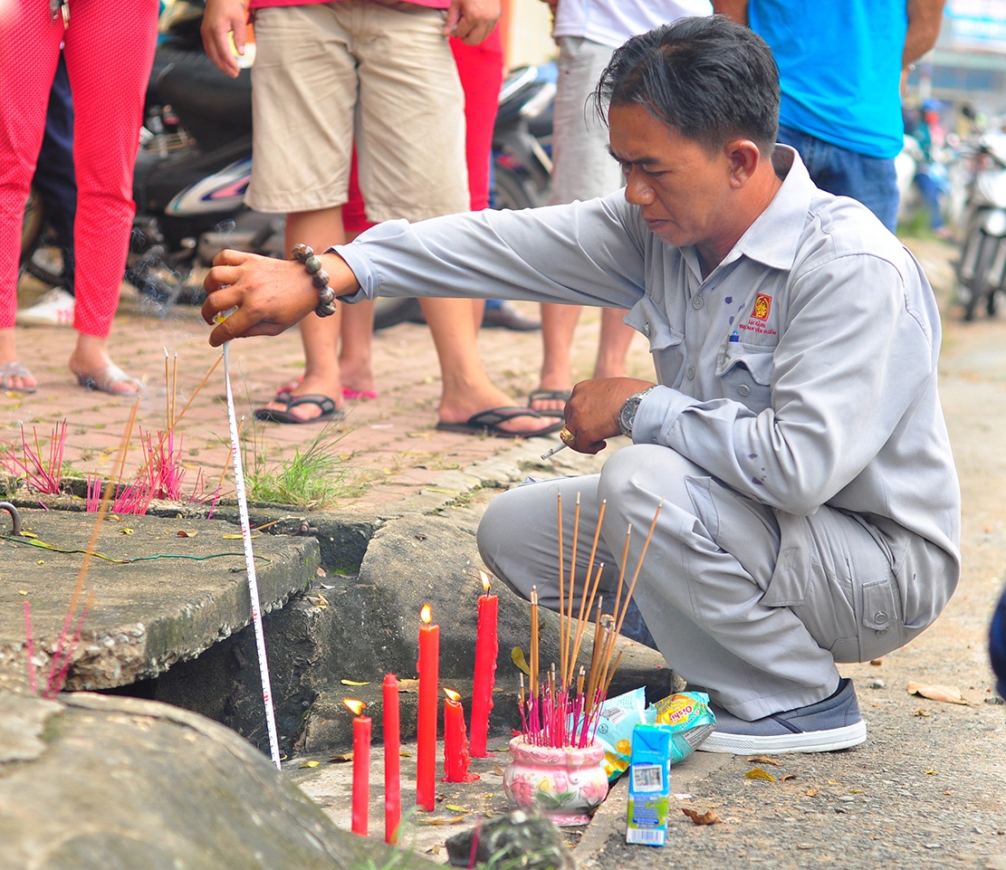 Lap dat luoi sat tren mieng cong ‘nuot’ be trai o Binh Duong hinh anh