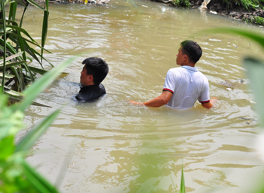 chau be bi cuon vao cong nuoc anh 3