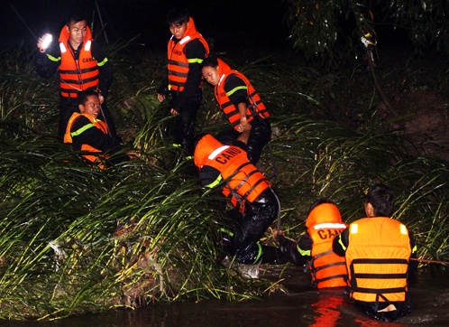 Trang dem tim kiem be trai bi nuoc cuon xuong cong hinh anh