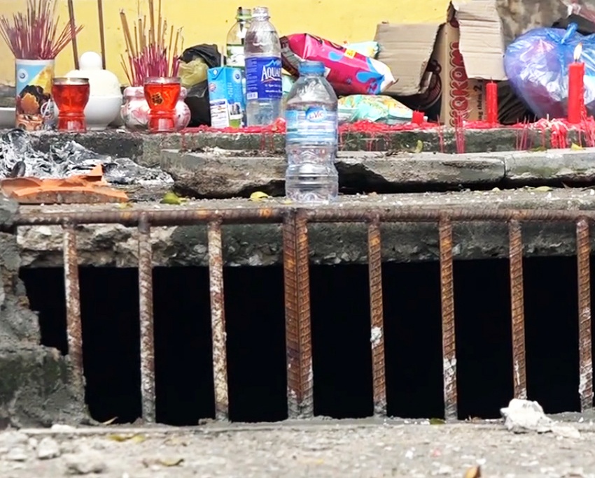 chau be bi cuon vao cong nuoc anh 2