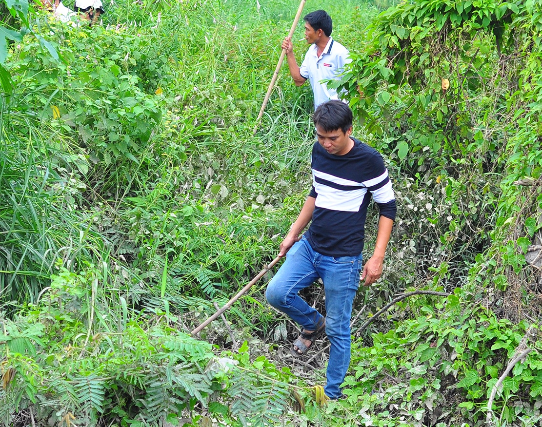 Tim thay thi the be trai 8 tuoi bi nuoc cuon o Binh Duong hinh anh