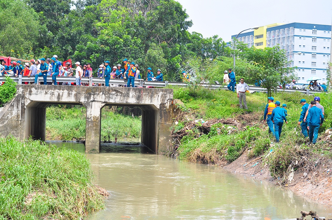 tim thay be trai bi nuoc cuon anh 1