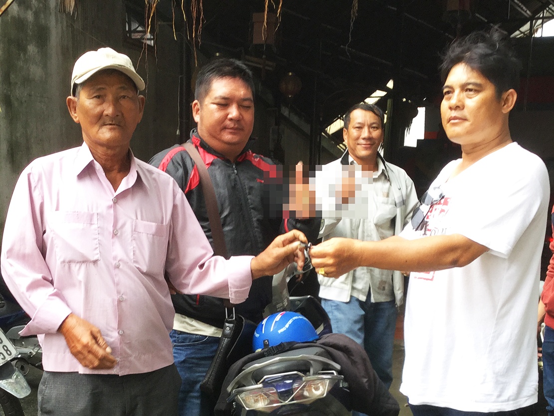 'Hiep si' truy lung nhom dan canh cuop xe hinh anh